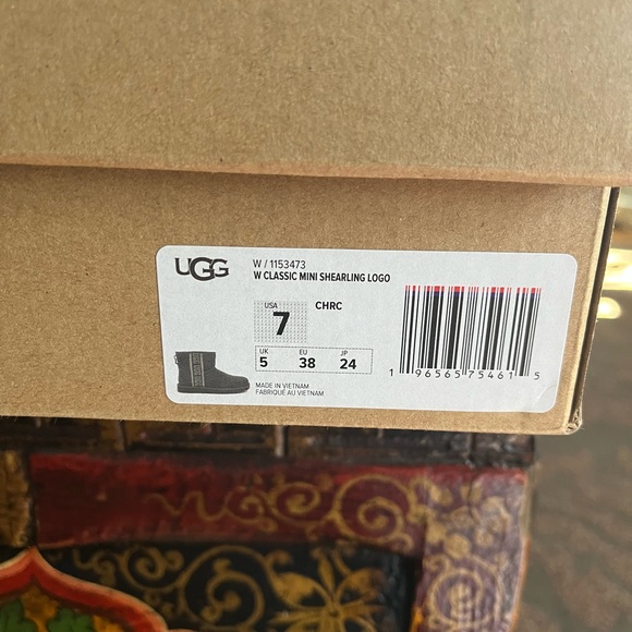 UGG Women’s Mini Shearling Logo Boots Size 7 - Picture 8 of 8